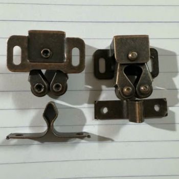 Chốt sập tủ, hít sập, sập xoè nâu, hít kẹp tủ. Bộ hít dùng cho cánh tủ